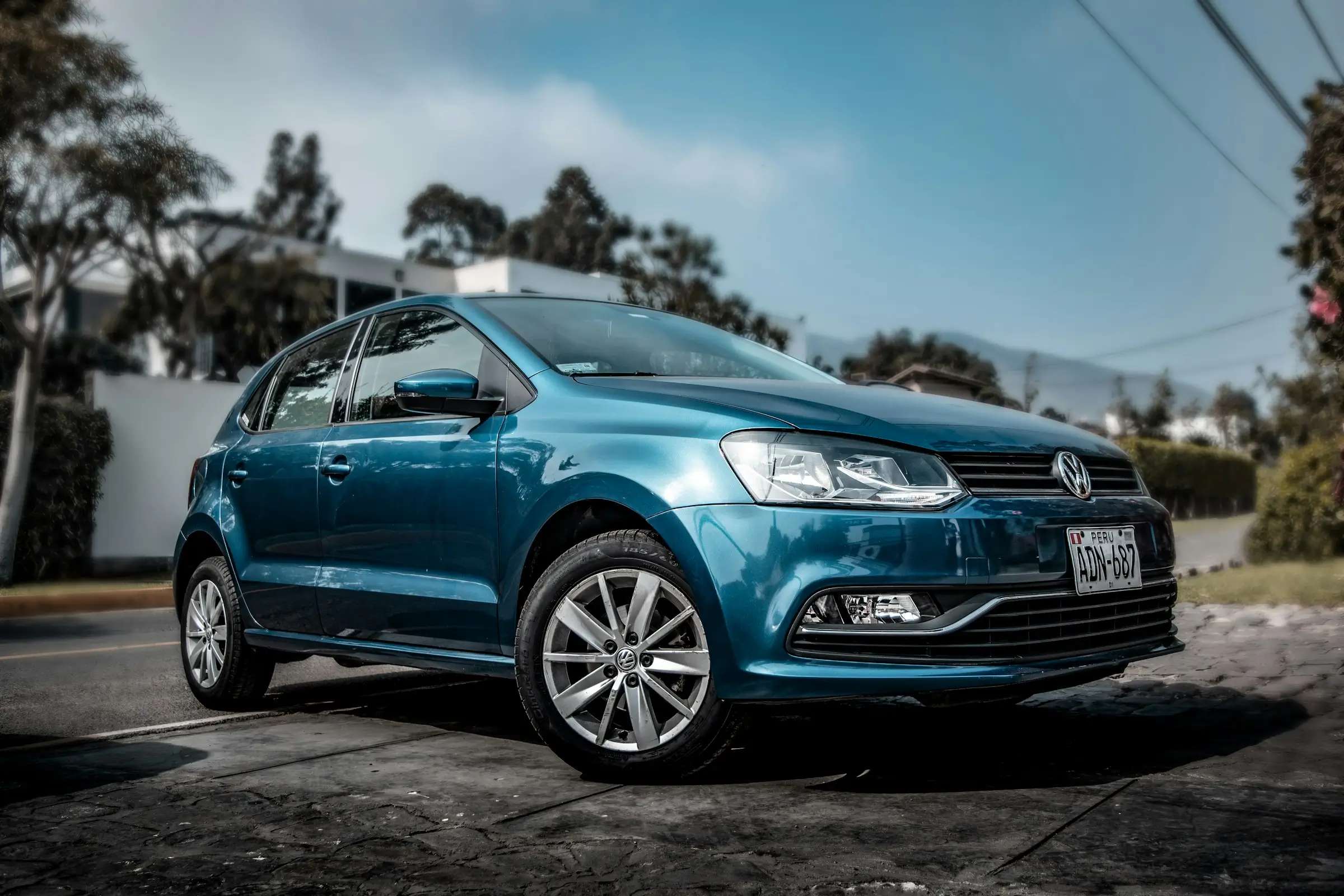 Blauer VW Polo in der Seitenansicht