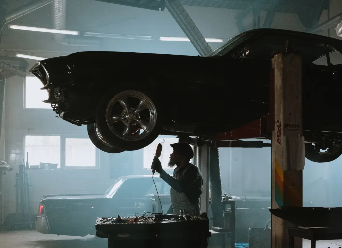 Teilefrau unterstuetzt Mechanikern bei der Arbeit