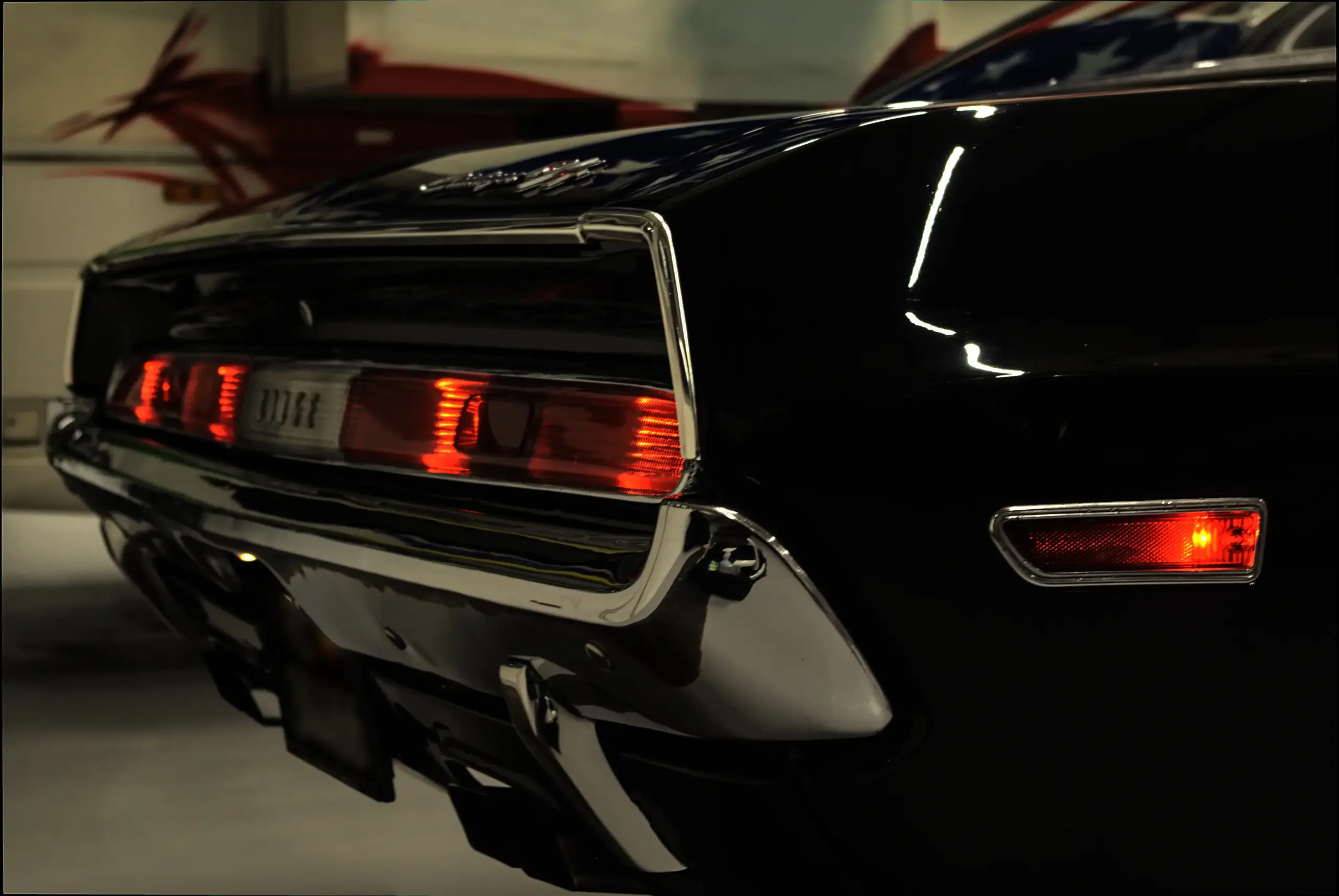 Heck eines Dodge Challenger mit leuchtenden Rückleuchten