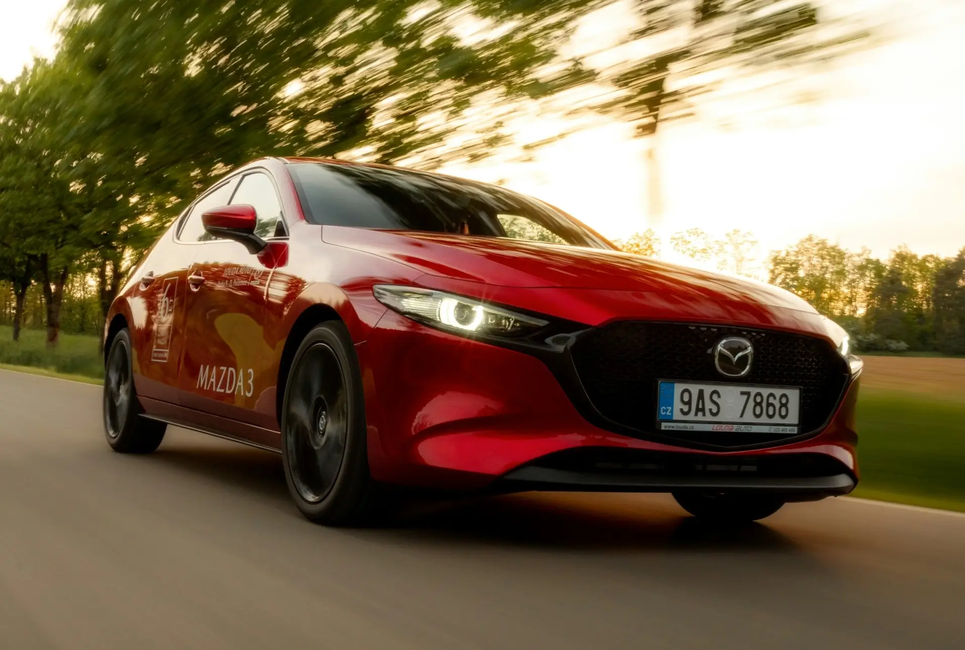 Roter Mazda 3 von vorne