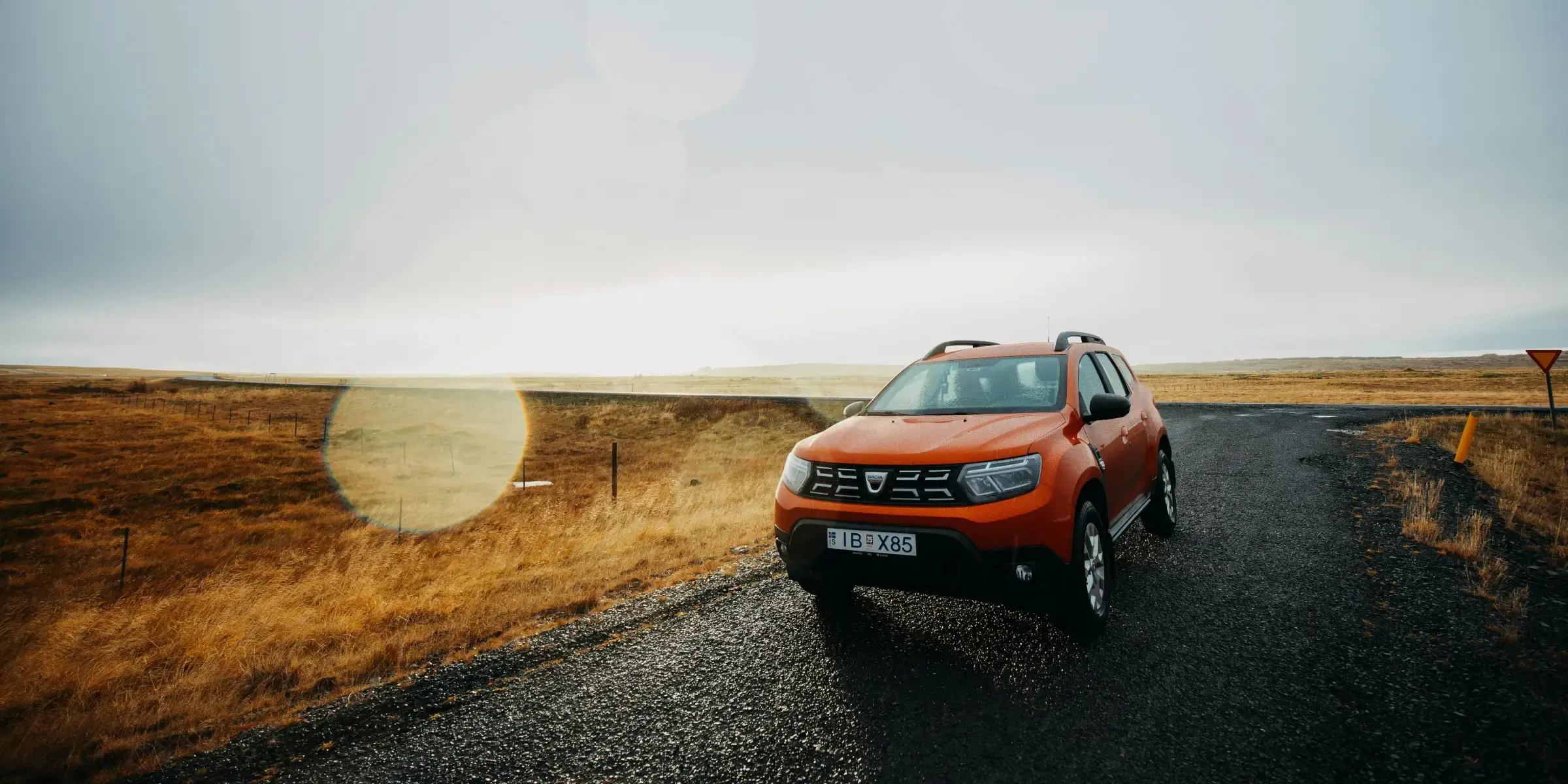 Oranger Dacia Duster auf einer Landstraße